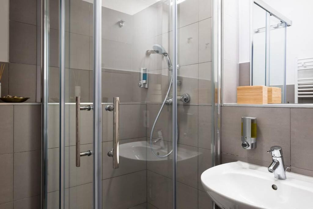Sc 05 By Rockchair Apartments L Superhost Status L 2 Bedrooms Boxspringbeds Balcony Elevator - Cozy Family & Business Flair Welcomes You! Berlino Esterno foto